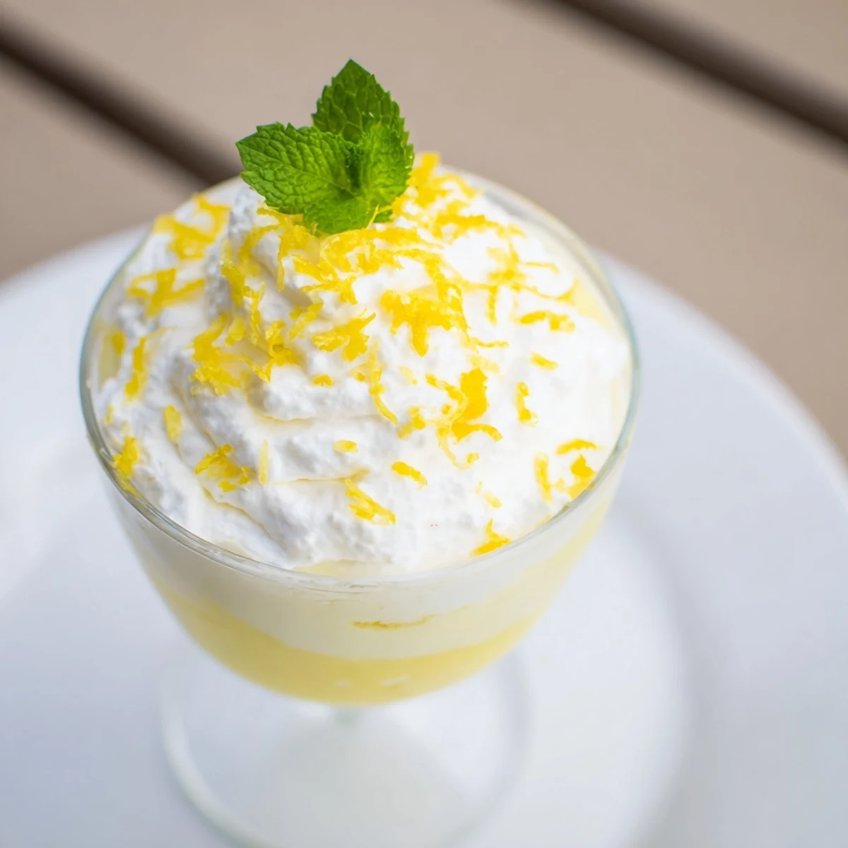 Elegant serving of Lemon Fresh: a bright and refreshing summer dessert, perfect for any occasion.